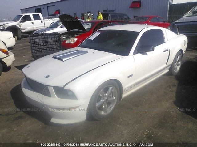 1ZVHT82H475360233 - 2007 FORD MUSTANG GT WHITE photo 2
