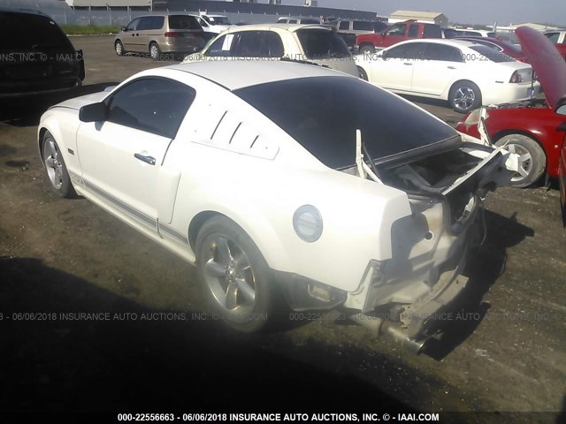 1ZVHT82H475360233 - 2007 FORD MUSTANG GT WHITE photo 3