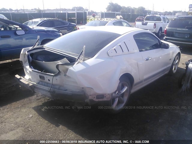 1ZVHT82H475360233 - 2007 FORD MUSTANG GT WHITE photo 4