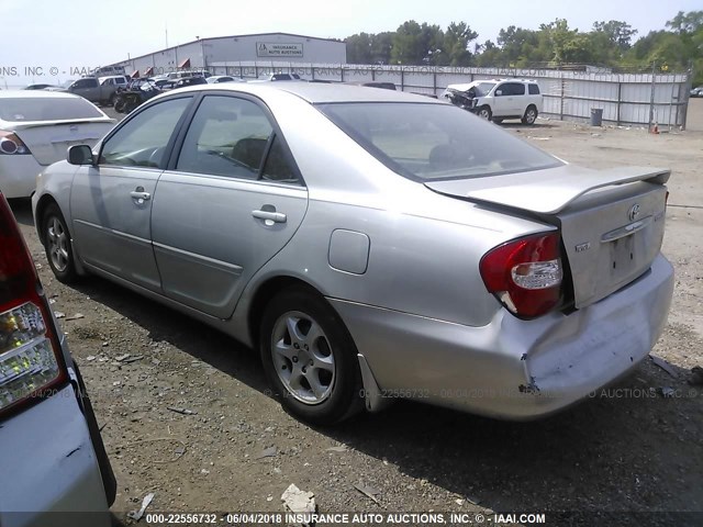 4T1BE32K43U172616 - 2003 TOYOTA CAMRY LE/XLE/SE ვერცხლისფერი ფოტო 3