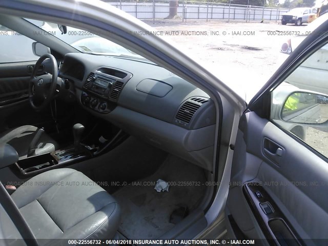 4T1BE32K43U172616 - 2003 TOYOTA CAMRY LE/XLE/SE ვერცხლისფერი ფოტო 5