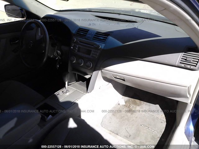 4T1BF3EK0BU733692 - 2011 TOYOTA CAMRY SE/LE/XLE BLUE photo 5