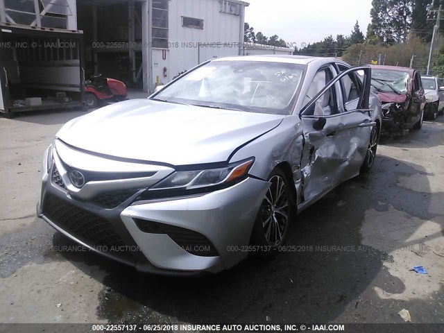 JTNB11HKXJ3022794 - 2018 TOYOTA CAMRY L/LE/XLE/SE/XSE SILVER photo 2