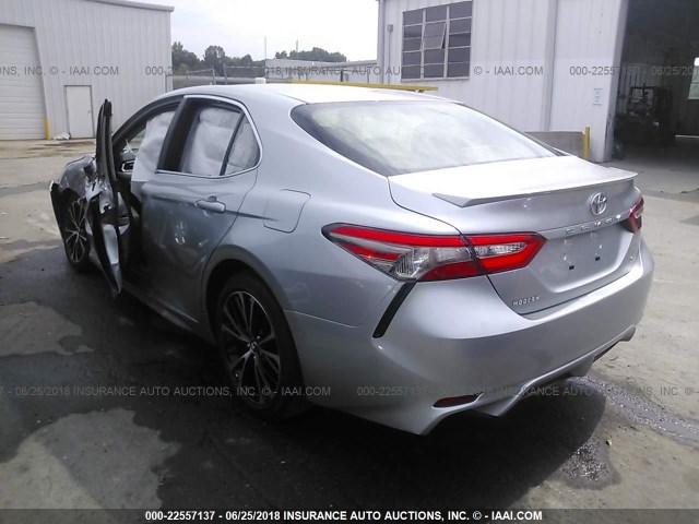 JTNB11HKXJ3022794 - 2018 TOYOTA CAMRY L/LE/XLE/SE/XSE SILVER photo 3