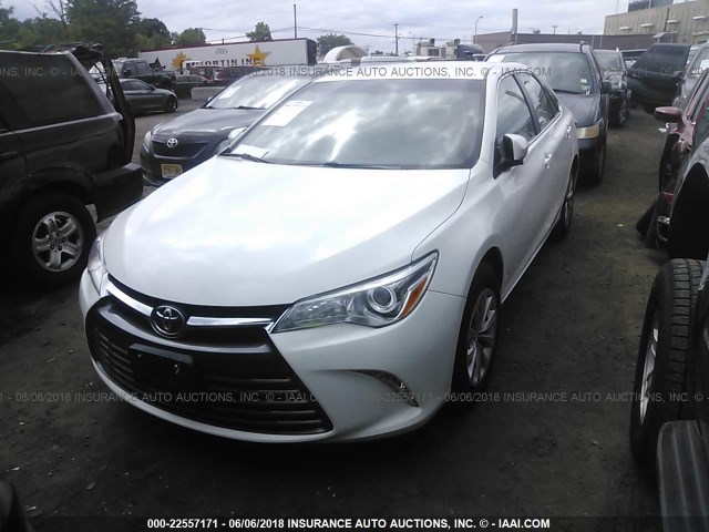 4T4BF1FK7FR458076 - 2015 TOYOTA CAMRY LE/XLE/SE/XSE თეთრი ფოტო 2