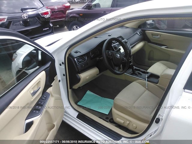 4T4BF1FK7FR458076 - 2015 TOYOTA CAMRY LE/XLE/SE/XSE თეთრი ფოტო 5