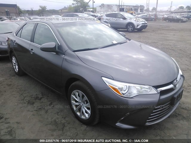 4T4BF1FK1FR454069 - 2015 TOYOTA CAMRY LE/XLE/SE/XSE GRAY photo 1