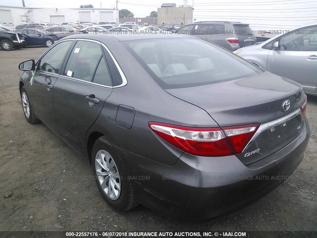 4T4BF1FK1FR454069 - 2015 TOYOTA CAMRY LE/XLE/SE/XSE GRAY photo 3