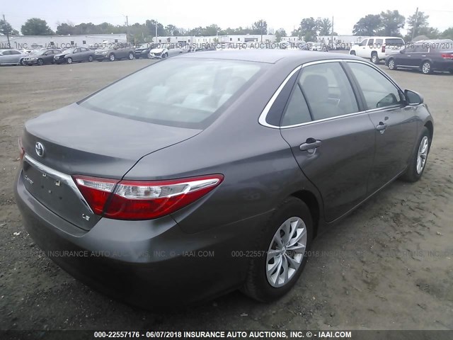 4T4BF1FK1FR454069 - 2015 TOYOTA CAMRY LE/XLE/SE/XSE GRAY photo 4