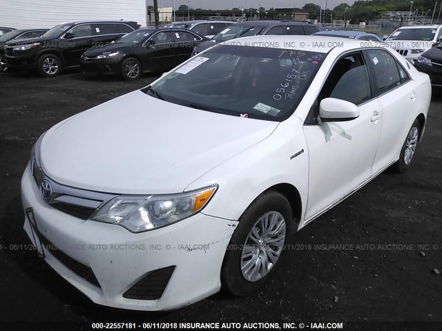 4T1BD1FK8CU056157 - 2012 TOYOTA CAMRY HYBRID/LE/XLE WHITE photo 2