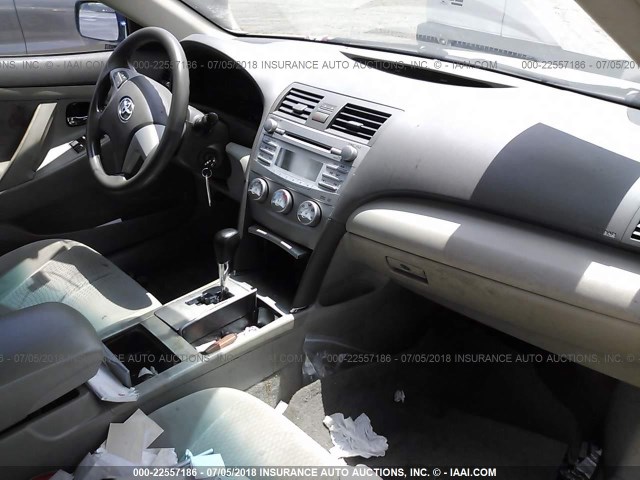 4T1BF3EK8BU165143 - 2011 TOYOTA CAMRY SE/LE/XLE 金色 照片 5