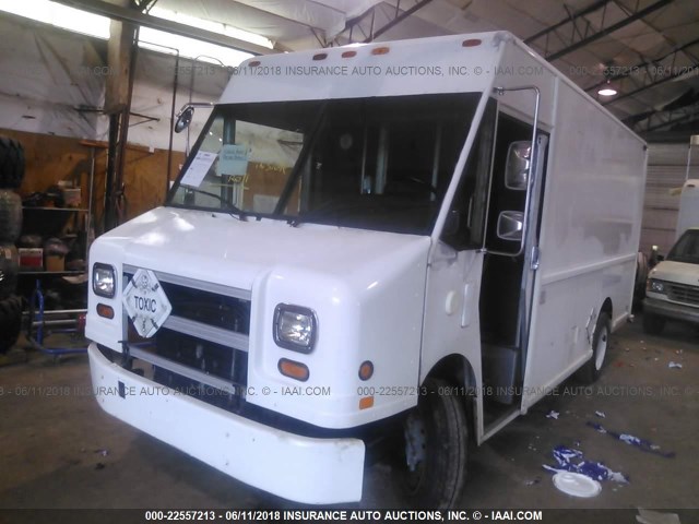 4UZAANBW51CH53411 - 2001 FREIGHTLINER CHASSIS M LINE WALK-IN VAN WHITE photo 2