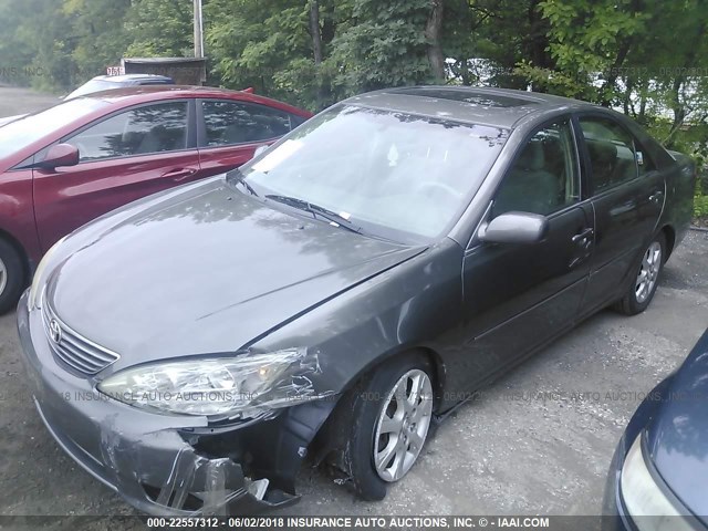 4T1BE30K85U984801 - 2005 TOYOTA CAMRY LE/XLE/SE GRAY photo 2
