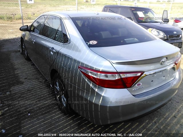 4T1BF1FK0HU363159 - 2017 TOYOTA CAMRY LE/XLE/SE/XSE 银色 照片 3