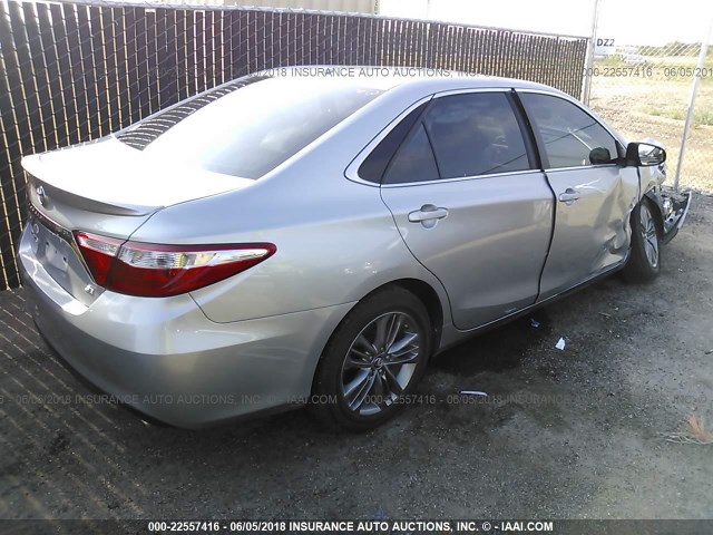 4T1BF1FK0HU363159 - 2017 TOYOTA CAMRY LE/XLE/SE/XSE 银色 照片 4