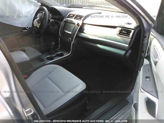 4T1BF1FK0HU363159 - 2017 TOYOTA CAMRY LE/XLE/SE/XSE 银色 照片 5