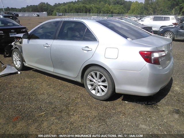 4T1BK1FKXDU021076 - 2013 TOYOTA CAMRY SE/XLE SILVER photo 3