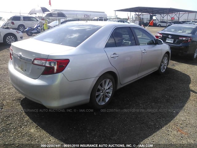 4T1BK1FKXDU021076 - 2013 TOYOTA CAMRY SE/XLE SILVER photo 4