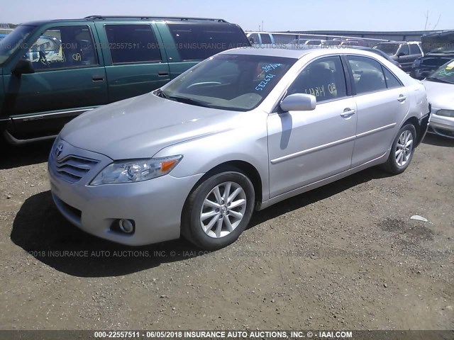 4T4BF3EK0AR085291 - 2010 TOYOTA CAMRY SE/LE/XLE ვერცხლისფერი ფოტო 2