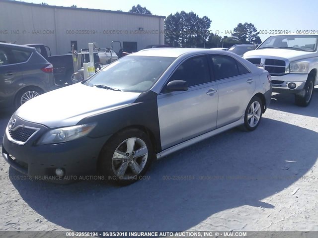 4T1BF3EK7BU748898 - 2011 TOYOTA CAMRY SE/LE/XLE SILVER photo 2