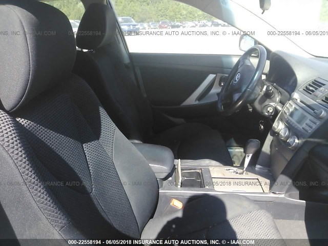 4T1BF3EK7BU748898 - 2011 TOYOTA CAMRY SE/LE/XLE SILVER photo 5