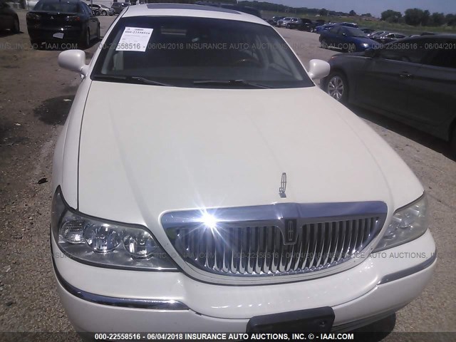 1LNHM82W83Y603786 - 2003 LINCOLN TOWN CAR SIGNATURE WHITE photo 6