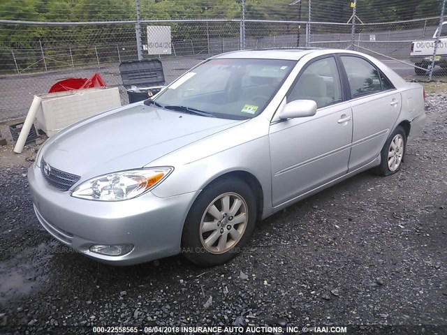 4T1BE30K12U109670 - 2002 TOYOTA CAMRY LE/XLE/SE ვერცხლისფერი ფოტო 2