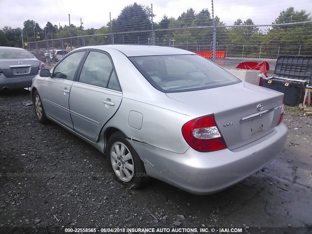 4T1BE30K12U109670 - 2002 TOYOTA CAMRY LE/XLE/SE ვერცხლისფერი ფოტო 3