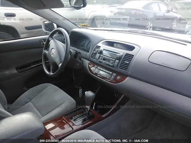 4T1BE30K12U109670 - 2002 TOYOTA CAMRY LE/XLE/SE ვერცხლისფერი ფოტო 5