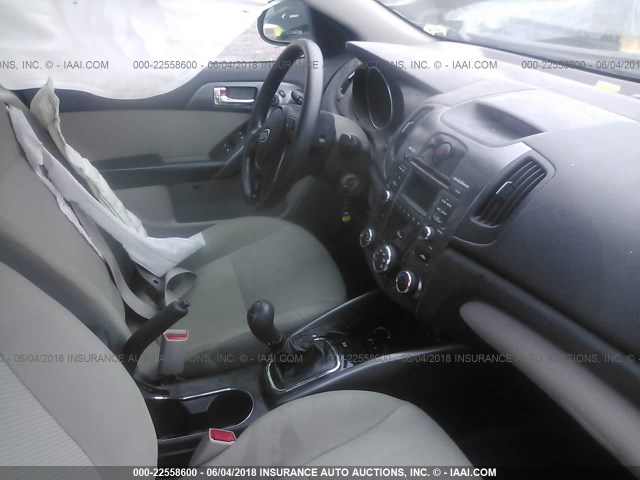 KNAFU4A24D5735818 - 2013 KIA FORTE EX GRAY photo 5