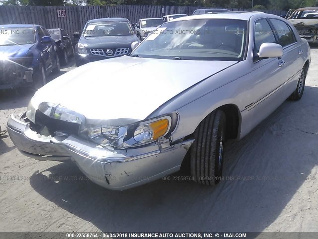 1LNHM83WX2Y666403 - 2002 LINCOLN TOWN CAR CARTIER SILVER photo 2