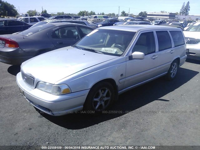 YV1LW56D9X2562880 - 1999 VOLVO V70 GLT SILVER photo 2