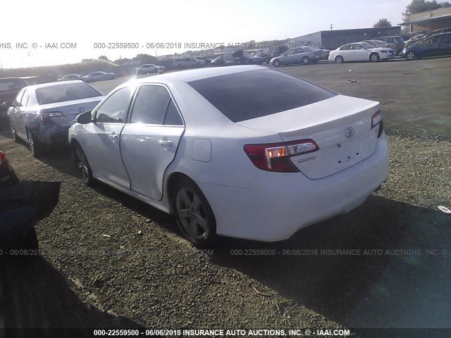 4T1BF1FK1DU654134 - 2013 TOYOTA CAMRY L/SE/LE/XLE WHITE photo 3