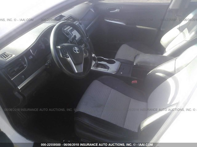 4T1BF1FK1DU654134 - 2013 TOYOTA CAMRY L/SE/LE/XLE 白色 照片 5