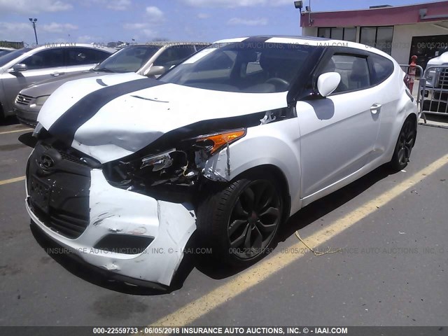 KMHTC6AD8DU108756 - 2013 HYUNDAI VELOSTER WHITE photo 2