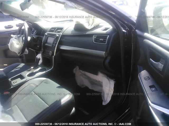 4T1BF1FKXGU128735 - 2016 TOYOTA CAMRY LE/XLE/SE/XSE BLACK photo 5