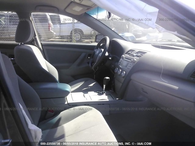 4T4BF3EK1BR217184 - 2011 TOYOTA CAMRY SE/LE/XLE SILVER photo 5