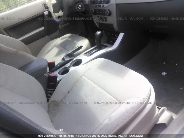 1FAHP34N88W144562 - 2008 FORD FOCUS S/SE SILVER photo 5