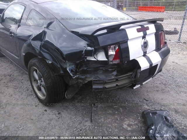 1ZVFT82H055201052 - 2005 FORD MUSTANG GT BLACK photo 6