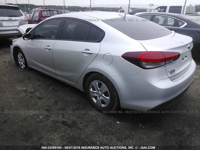 3KPFL4A77HE087421 - 2017 KIA FORTE LX/S SILVER photo 3