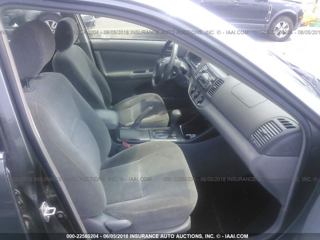 JTDBE32K230222604 - 2003 TOYOTA CAMRY LE/XLE GRAY photo 5