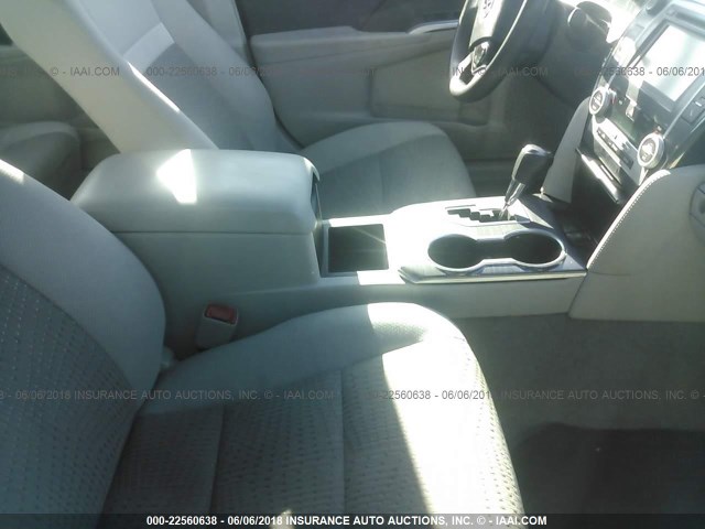 4T1BD1FK8EU115954 - 2014 TOYOTA CAMRY HYBRID/LE/XLE 灰色 照片 5