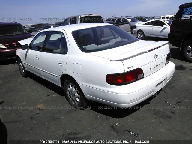 JT2BG12K0T0419388 - 1996 TOYOTA CAMRY DX/LE/XLE თეთრი ფოტო 3