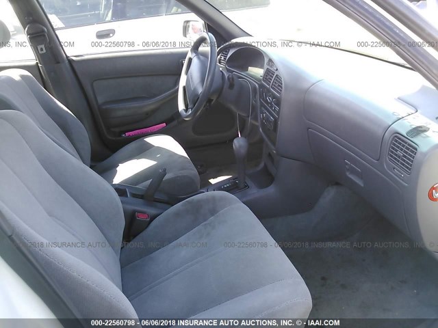 JT2BG12K0T0419388 - 1996 TOYOTA CAMRY DX/LE/XLE თეთრი ფოტო 5