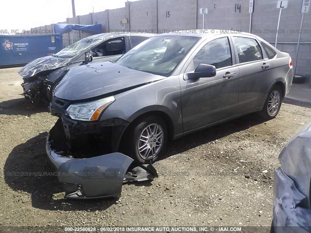 1FAHP3FN0AW188218 - 2010 FORD FOCUS SE GRAY photo 2