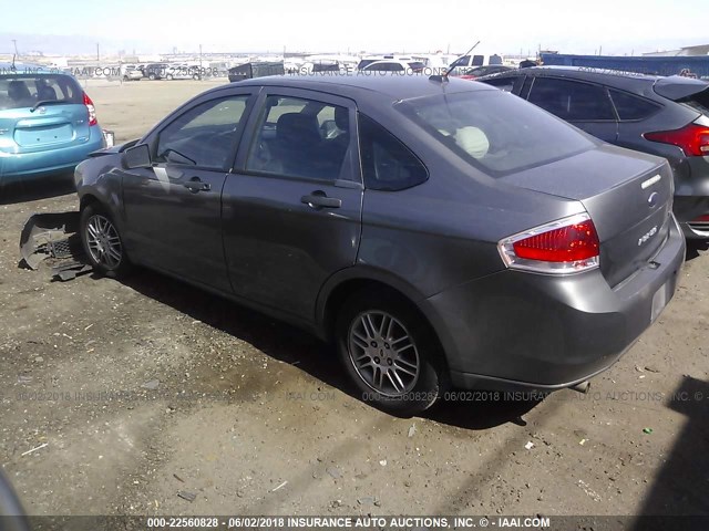 1FAHP3FN0AW188218 - 2010 FORD FOCUS SE GRAY photo 3