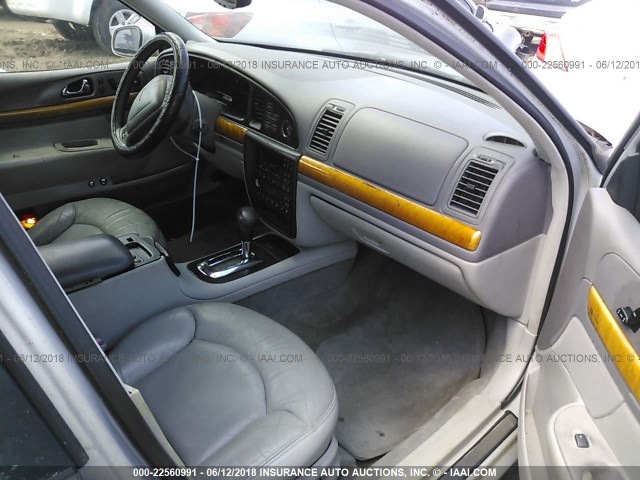 1LNFM97V2WY640866 - 1998 LINCOLN CONTINENTAL  Srebrny zdjęcie 5