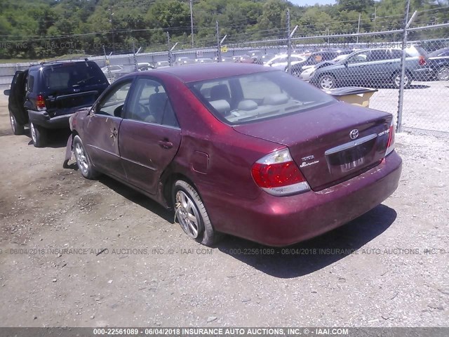4T1BE30KX5U102169 - 2005 TOYOTA CAMRY LE/XLE/SE RED photo 3
