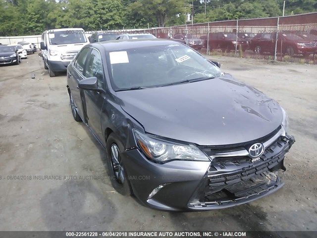 4T1BF1FK4HU445539 - 2017 TOYOTA CAMRY LE/XLE/SE/XSE ნაცრისფერი ფოტო 1
