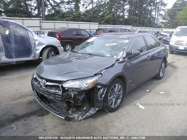 4T1BF1FK4HU445539 - 2017 TOYOTA CAMRY LE/XLE/SE/XSE ნაცრისფერი ფოტო 2